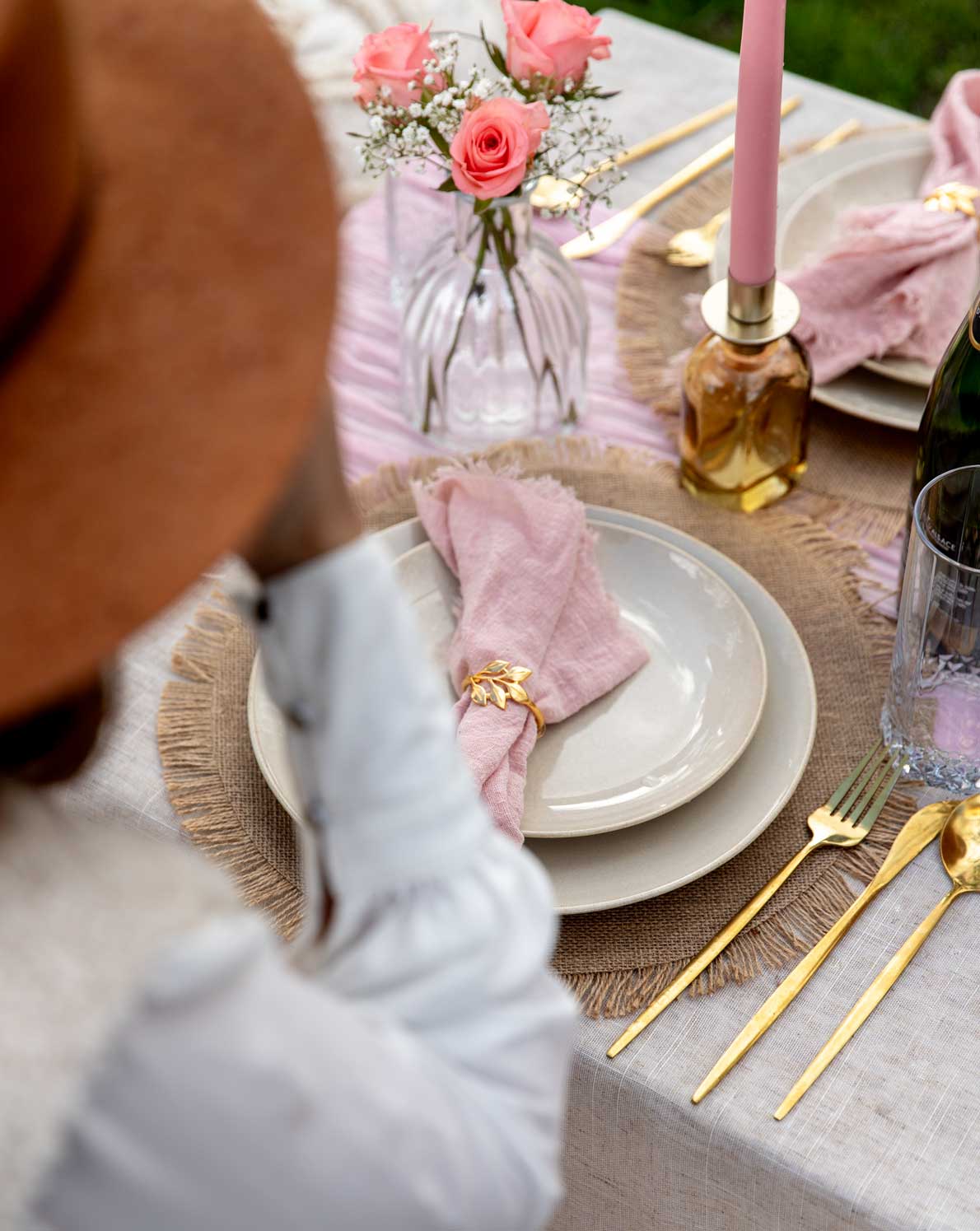 pink table picnic decorations, like napkins, cutlery and flowers