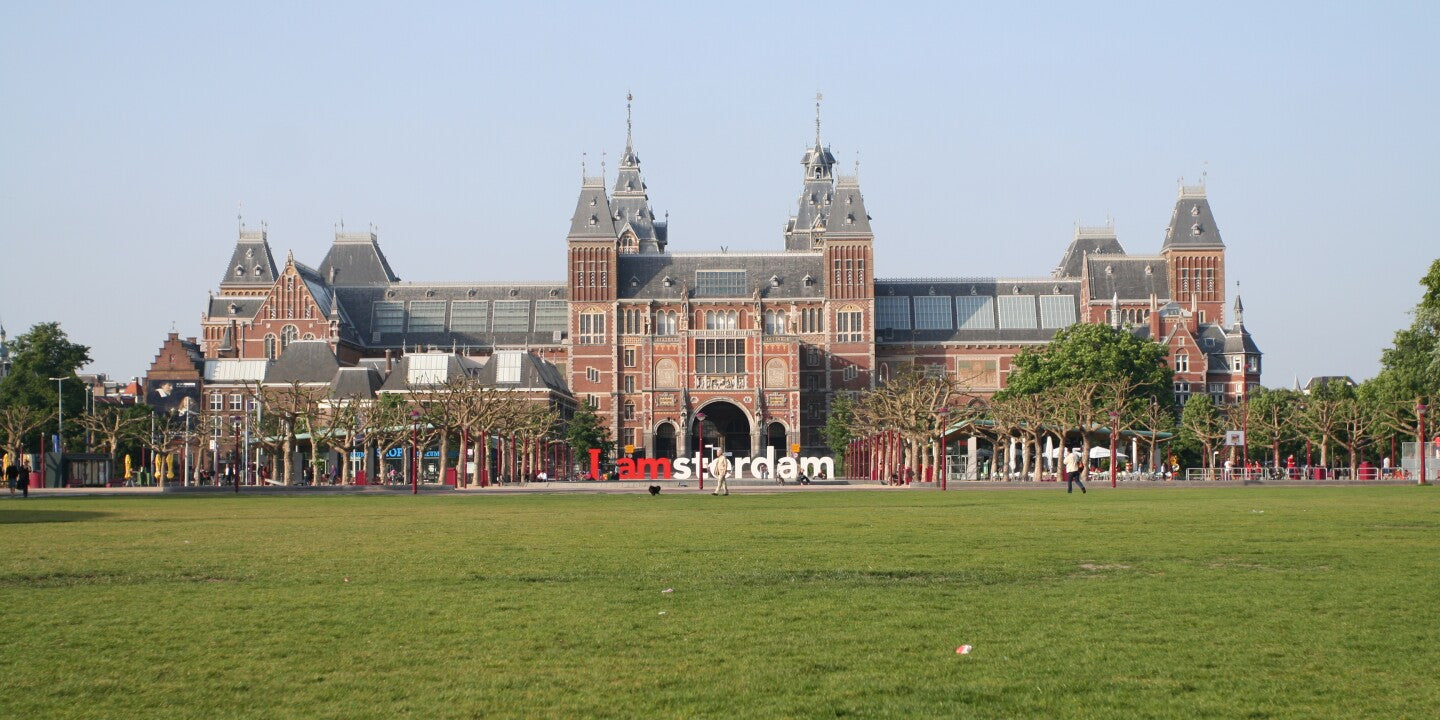 Museumplein in Amsterdam, picnic location hotspot
